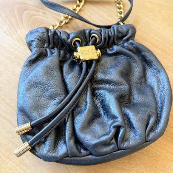BADGLEY MISCHKA LEATHER BUCKET BAG ZIP TOP DESIGNER CROSSBODY MODERN LUXURY - Picture 1 of 12